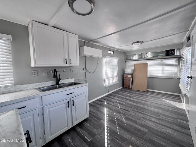Building Photo - 8335 Roseway Dr