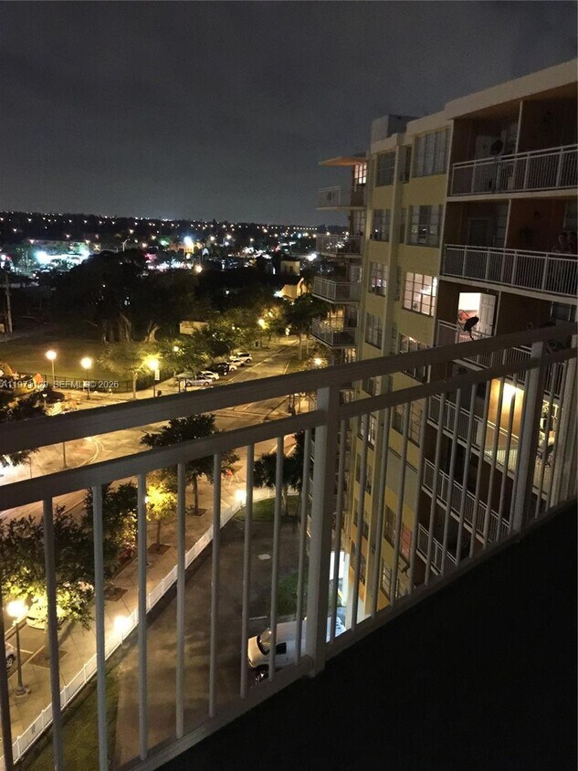 Foto del edificio - 2025 NE 164th St