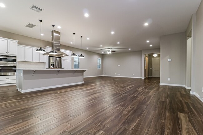 Foto del edificio - 16020 W Cameron Dr