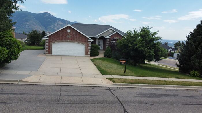 Foto principal - 5 bdrm 3bth Home 3 Car Garage Some utiliti...