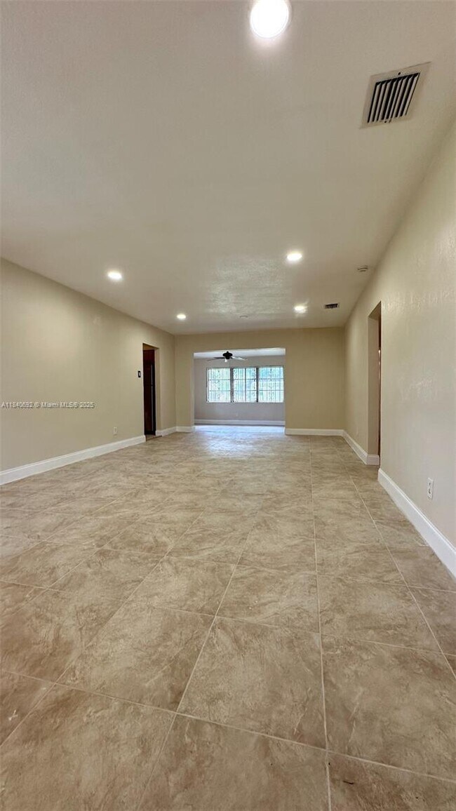 Foto del edificio - 5317 SW 24th St
