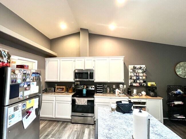 Foto del edificio - Remodeled 3-Bedroom Duplex Home in North G...