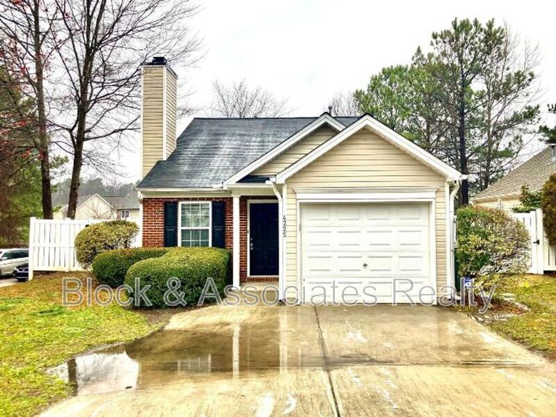 Foto principal - 4225 Lake Woodard Drive