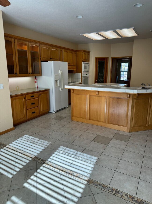Building Photo - Beautiful Spacious home Coming soon!
