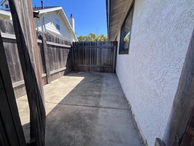 Building Photo - Spacious Renovated Southside Apartment!