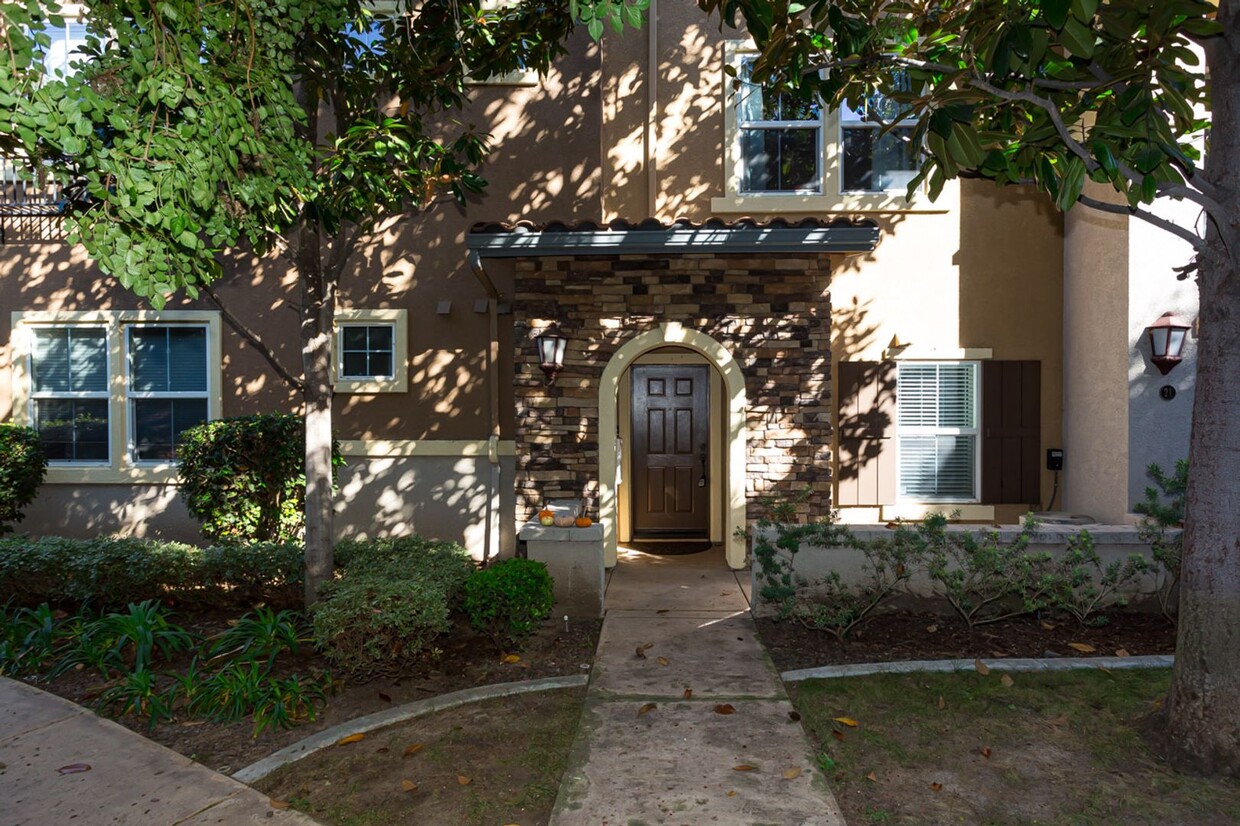 Primary Photo - Beautiful Tri-level Townhome!