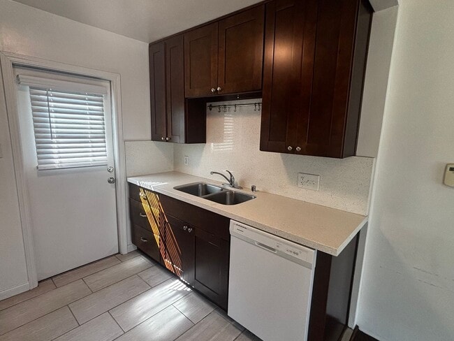 Building Photo - Charming and Bright 2 bed 1 bath in Point ...