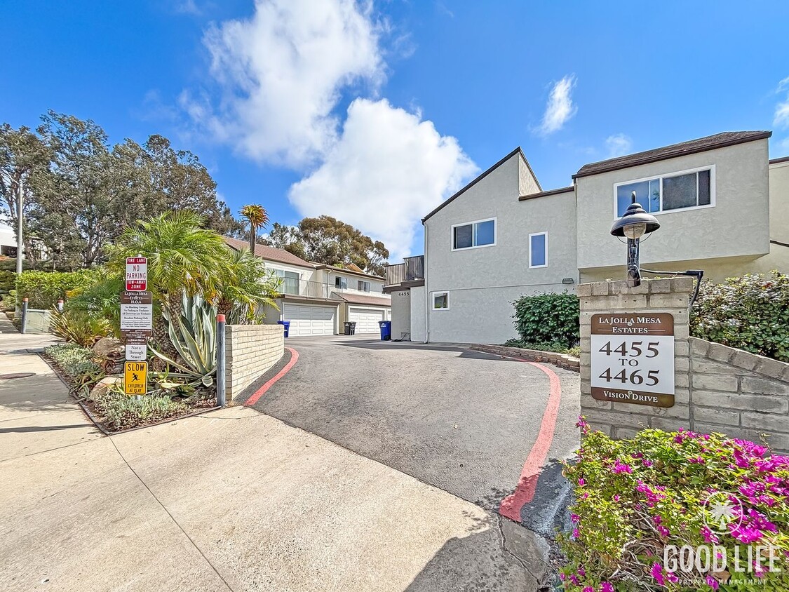 Foto principal - Spacious 3BD/2.5BA Townhouse in UTC W/ 2-C...