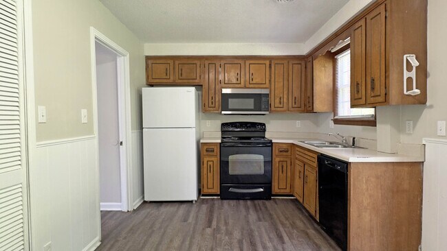 Building Photo - 812-E Golfview Place