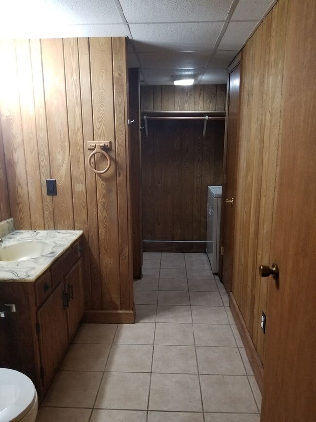 Building Photo - Large 2+ Bedroom home with a country setting