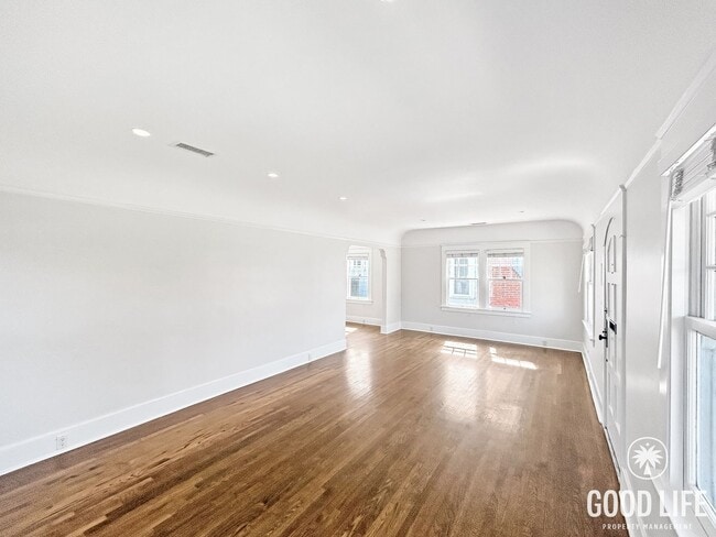 Building Photo - Beautiful 3BD/2.5BA W/ A/C and In-Unit Laundry in Mission Hills!