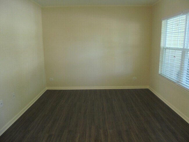 Foto del edificio - 1202 N Village Dr