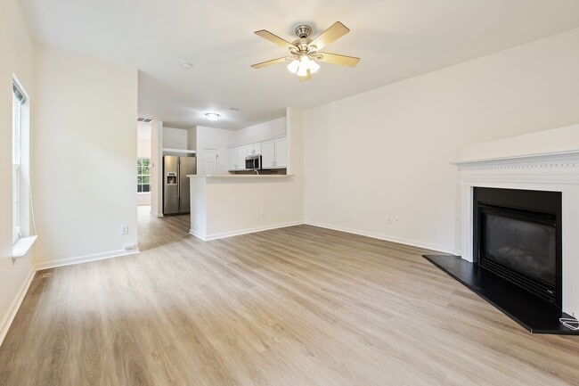 Building Photo - Lovely 2-Bedroom Townhome in the Heart of ...