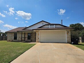 Building Photo - 904 Woodview Dr