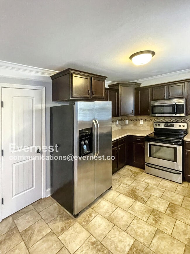 Building Photo - 650 Fox Hound Dr