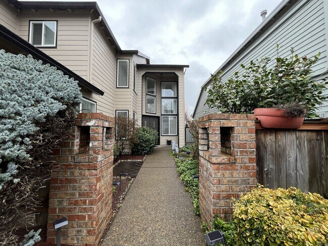 Foto del edificio - Grand 5 Bedroom Home Featuring 19ft Ceilings, Family Room & Main-Level Suite