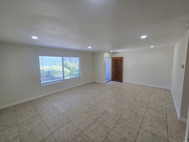 Foto del edificio - Beautifully renovated 3 Bed, 2 Bath condo!