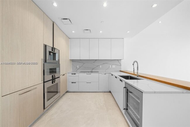 Building Photo - 15701 Collins Ave