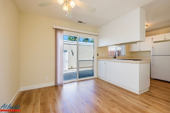 Building Photo - Lovely Townhouse | Remodeled | Private Patio
