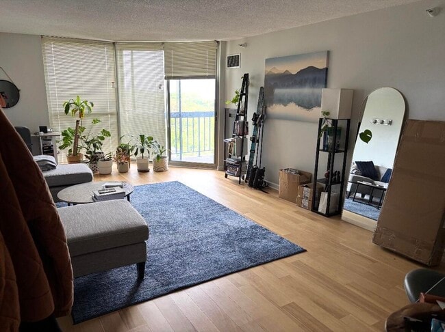 Foto del edificio - 1660 N Prospect Ave