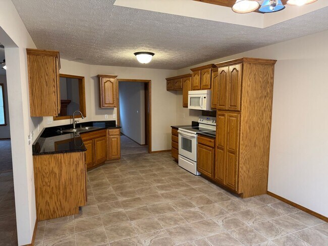 Foto del edificio - BEAUTIFUL 3 bedroom | 2 bathroom | 3 Car G...
