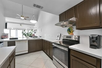 Building Photo - 35 Lakeview Village