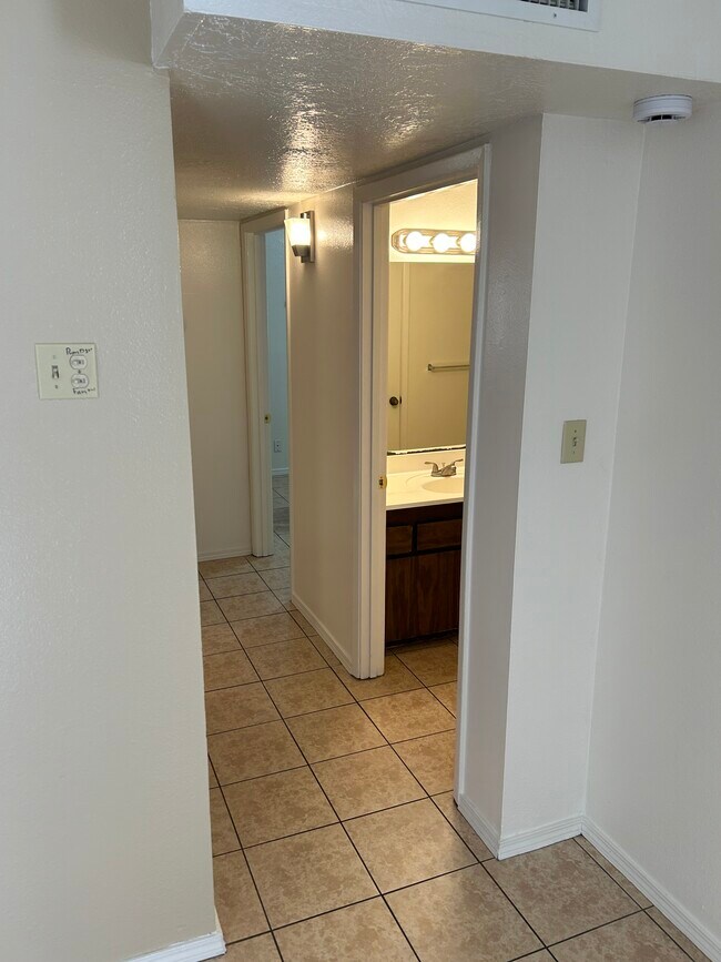 Sala - 1038 Texas St NE