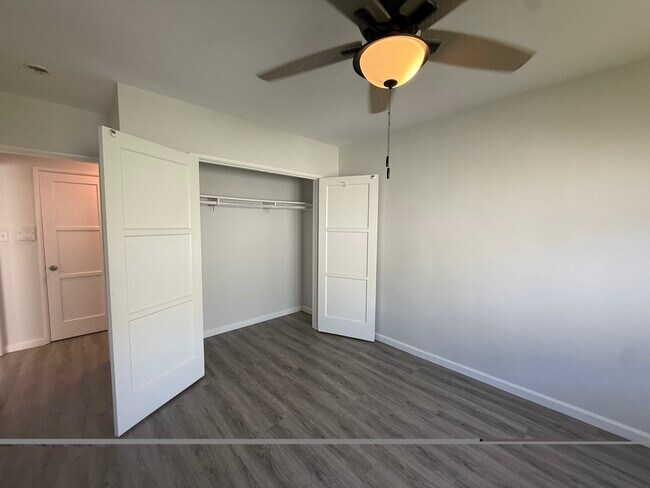 Foto del edificio - 1222 McClellan Dr