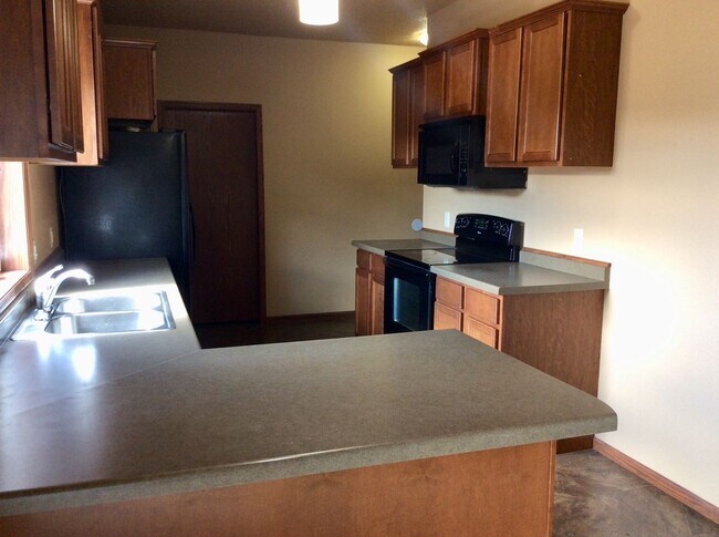 Building Photo - Nice 3 bed, 2.5 bath townhome
