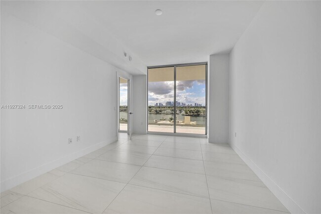 Building Photo - 153 N Seabreeze Blvd