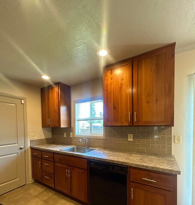 Building Photo - Three Bedroom Home (NE Salem)- W/D Hookup & Fenced Backyard