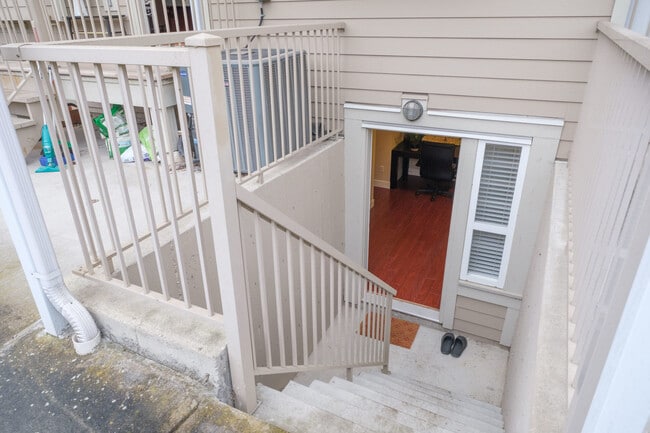 Building Photo - 725 W 61st Ave