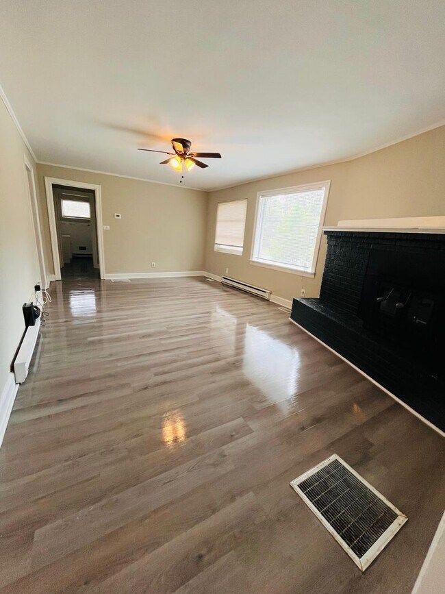 Foto del edificio - Very spacious 3 bed 1 bath Duplex