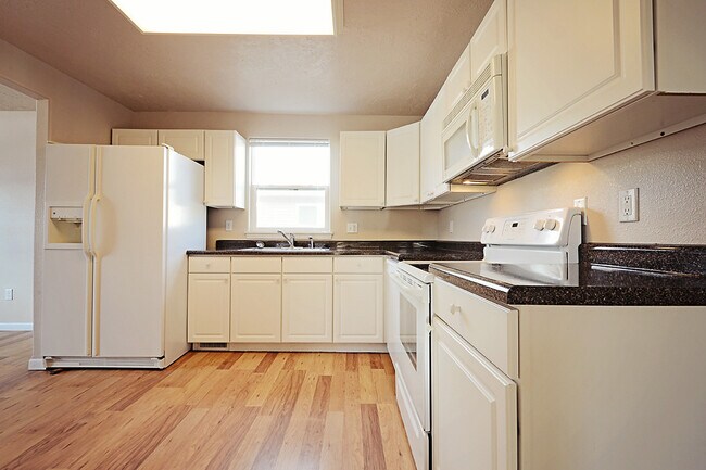 Foto del edificio - Four bedroom home available soon in NW Minot.