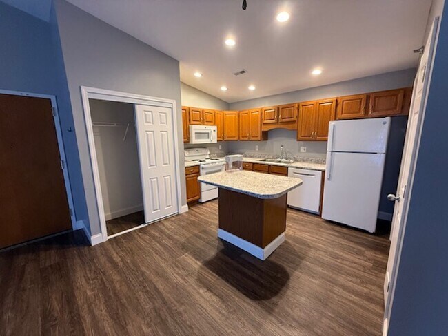 Foto del edificio - 102-116 Goldenrod Dr.