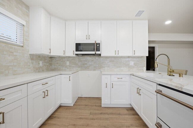 Building Photo - Brand new remodel!