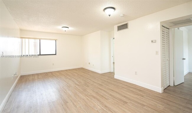 Foto del edificio - 2740 W 62nd Pl