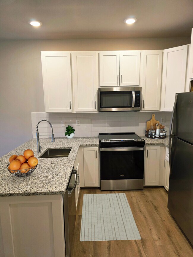Cocina elegantemente equipada - 14 Mile Apartments