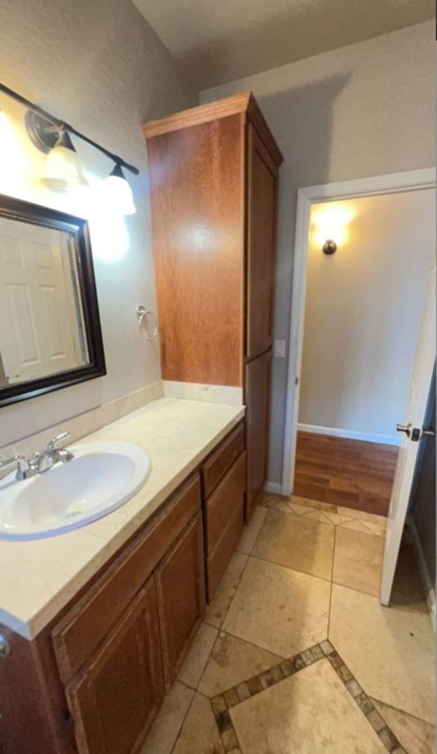 Foto del edificio - 3 bed 2 bath with Garage, Yard & Laundry
