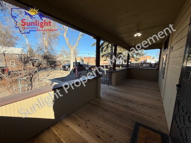 Building Photo - "Charming 3-Bed Joliet Retreat: Spacious 1750 Sq Ft, 2 Bath Home with Hardwood Elegance & Cozy Fi...