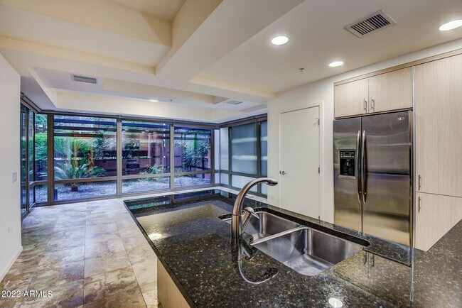 Building Photo - 7117 E Rancho Vista Dr