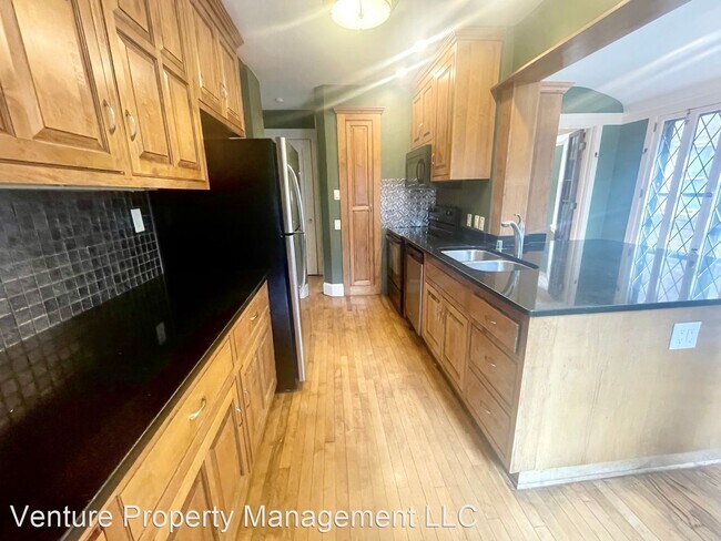Building Photo - 3 br, 3.5 bath House - 2705 E Bradford Ave