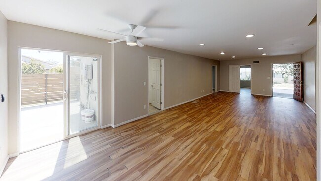 Foto del edificio - HUGE House!! CLOSEST to Campus! (Lease out, pending signatures. Check back in a few days!)