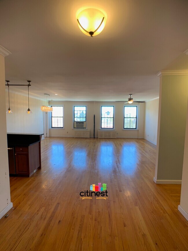 Foto del edificio - 9214 Ridge Blvd