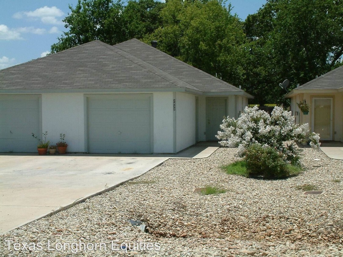 2832 James Rd, Granbury, TX 76049 Condo for Rent in Granbury, TX