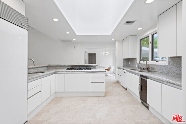 Building Photo - 1270 Benedict Canyon Drive