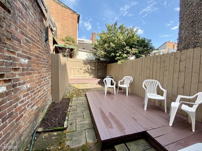 Building Photo - 2 br, 1 bath Townhome - 504 E North Ave