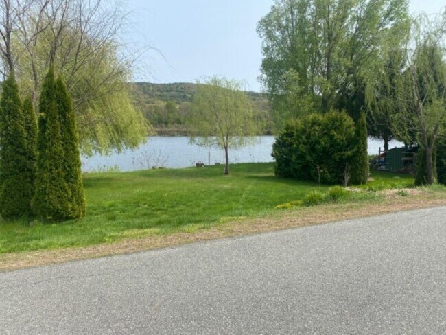 Building Photo - 646 Old Connecticut River Rd