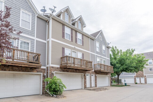 Foto del edificio - 2 Bedroom 2 Bathroom Town House - End Unit