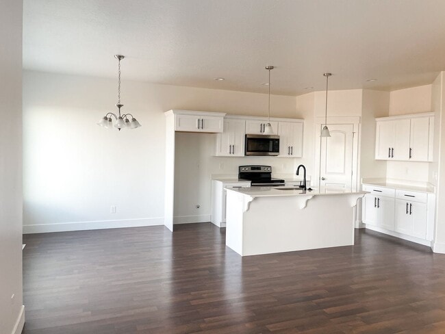 Foto del edificio - Beautiful 2-Story Premier Townhome w/Attached 2-Car Garage and Unfinished Basement in Herriman